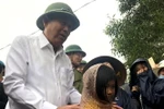 Phó Thủ tướng Thường trực Trương Hòa Bình thăm hỏi người dân xã Hải Định, huyện Hải Lăng bị ảnh hưởng bởi lũ lụt. (Ảnh: Nguyên Lý/TTXVN)