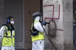 Làm sạch biểu tượng phátxít Đức được vẽ lên một cây cột ở dọc con phố Rue De Rivoli. (Nguồn: AFP)