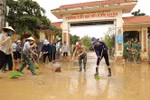 Lực lượng quân đội phối hợp cùng các giáo viên trường Tiểu học số 1 thị trấn Kiến Giang tổng vệ sinh môi trường sau khi lũ rút. (Ảnh: Vũ Sinh/TTXVN)
