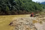 Lực lượng cứu hộ vào khu vực thủy điện Rào Trăng 3 để tìm kiếm những người mất tích. (Ảnh: TTXVN phát)