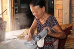 Làm bánh tráng phơi sương đặc sản bằng phương pháp thủ công. (Ảnh: TTXVN)