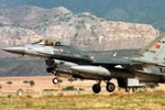 Chiến đấu cơ F-16 của quân đội Thổ Nhĩ Kỳ cất cánh từ một căn cứ tại thành phố Diyarbakir. (Nguồn: Reuters)