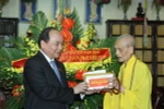 Phó Thủ tướng Nguyễn Xuân Phúc chúc mừng Hòa thượng Thích Phổ Tuệ, Pháp chủ Giáo hội Phật giáo Việt Nam tại chùa Giáng, Phú Xuyên, Hà Nội. (Ảnh: Nguyễn Dân/TTXVN)