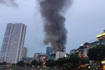 Cháy tại ngôi nhà 3 tầng trên phố Đê La Thành (Ảnh: Bách Trần/Vietnam+)