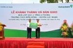 Đại diện Vietcombank trao biển tượng trưng số tiền 3 tỷ đồng cho trường Biển Động. (Nguồn: Vietcombank)