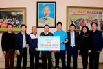 Lãnh đạo VietinBank trao tượng trưng cho đội tuyển U23 Việt Nam. (Nguồn: VietinBank)