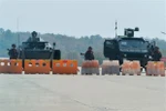 Binh sỹ gác tại một chốt kiểm soát ở Naypyidaw, Myanmar. (Ảnh: AFP/TTXVN)