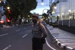 Cảnh sát Indonesia gác trên một đường phố ở Bandung, Tây Java, Indonesia. (Ảnh: THX/TTXVN)