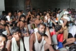 Những người di cư Rohingya và Bangladesh sau khi được ngư dân Indonesia cứu sống tại Kuala Langsa, tỉnh Aceh. (Nguồn: AFP/TTXVN)