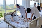 Bác sỹ thăm khám cho bệnh nhân tại Bệnh viện Bệnh Nhiệt đới Trung ương.