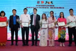 Ông Ngô Bá Hoàng Hải - Ủy viên Thường vụ Đảng ủy Việt Nam tại Liên bang Nga tặng Bằng khen cho các thầy cô giáo dạy tiếng Việt. (Ảnh: Quang Vinh/TTXVN)