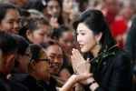 Cựu Thủ tướng Thái Lan Yingluck Shinawatra (phải) tại tòa án ở Bangkok ngày 29/6. (Nguồn: EPA/TTXVN) 