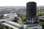 Tòa nhà chung cư Grenfell Tower bị thiêu rụi sau vụ hỏa hoạn. (Nguồn: AFP/TTXVN)