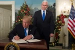 Tổng thống Mỹ Donald Trump (trái) ký tuyên bố công nhận Jerusalem là thủ đô của Israel tại Washington DC., ngày 6/12. (Nguồn: AFP/TTXVN)