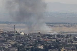 Khói bốc lên sau giao tranh tại khu vực Quneitra trên cao nguyên Golan nhìn từ phía Israel ngày 26/6. (Nguồn: AFP/TTXVN)