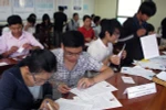 Nộp hồ sơ đăng ký dự thi đại học-cao đẳng. (Ảnh: Phương Vy/TTXVN)