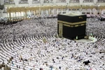 Các tín đồ Hồi giáo cầu nguyện tại Thánh địa Mecca ngày 23/6. AFP/ TTXVN