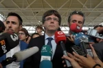Thủ hiến vùng Carles Puigdemont (giữa) phát biểu với báo giới trong cuộc trưng cầu ý dân ở Sant Julia de Ramis ngày 1/10. (Nguồn: AFP/TTXVN)