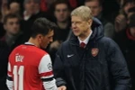 Ozil (trái) đã thi đấu tệ hại dưới thời cựu huấn luyện viên Wenger. (Nguồn: The Mirror)