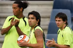 Guardiola lo ngại lối sống của Ronaldinho và Deco sẽ gây ảnh hưởng xấu đến Messi. (Nguồn: Goal)