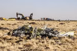 Hiện trường vụ rơi máy bay Boeing 737-8 MAX của Hãng hàng không Ethiopian Airlines tại thị trấn Bishoftu ngày 11/3/2019. (Ảnh: AFP/TTXVN)