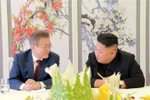 Nhà lãnh đạo Triều Tiên Kim Jong-un (phải) và Tổng thống Hàn Quốc Moon Jae-in tại cuộc gặp ở Samjiyon, Triều Tiên ngày 20/9/2018. (Ảnh: Yonhap/ TTXVN)