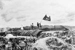 Chiều 7/5/1954, lá cờ "Quyết chiến - Quyết thắng" của Quân đội nhân dân Việt Nam tung bay trên nóc hầm tướng De Castries. Chiến dịch lịch sử Điện Biên Phủ đã toàn thắng. (Ảnh: Tư liệu TTXVN)
