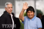 Cựu Tổng thống Bolivia Evo Morales (phải) tới sân bay thủ đô Mexico City, Mexico ngày 12/11/2019. (Nguồn: THX/TTXVN)