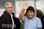 Cựu Tổng thống Bolivia Evo Morales (phải) tới sân bay thủ đô Mexico City, Mexico ngày 12/11/2019. (Nguồn: THX/TTXVN)