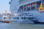 Tàu du lịch khổng lồ có tên hiệu là MSC Opera gặp tai nạn. (Nguồn: The Times)