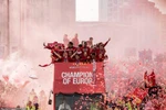 Thành phố Liverpool chìm sắc đỏ mừng chiến thắng Champions League. (Nguồn: EPA)