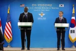 Bộ trưởng Quốc phòng Hàn Quốc Lee Jong-sup (phải) và Bộ trưởng Quốc phòng Mỹ Lloyd Austin tại cuộc họp báo chung ở Seoul ngày 31/1/2023. (Ảnh: AFP/TTXVN)