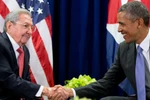 Tổng thống Mỹ Barack Obama và Chủ tịch Cuba Raul Castro trong cuộc gặp ở trụ sở Liên hợp quốc tháng 9/2015. (Nguồn: AP)