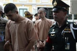 Các nghi phạm tấn công đền Erawan bị dẫn giải ra tòa. (Nguồn: AFP)