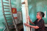 Ngôi nhà của bà Lê Thị Dĩnh ở phường An Mỹ nằm trong vùng quy hoạch treo đang bị xuống cấp nghiêm trọng. (Ảnh : Đỗ Trưởng/TTXVN)