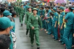 Thanh niên Thành phố Thủ Dầu Một, tỉnh Bình Dương lên đường làm nghĩa vụ quân sự. (Ảnh: Quách Lắm/TTXVN).