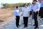 Phó Thủ tướng trịnh Đình Dũng khảo sát kè đê biển tại thị xã Vĩnh Châu tỉnh Sóc Trăng, tháng 4/2016. (Ảnh: Trung Hiếu/TTXVN)
