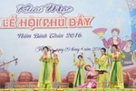 Biểu diễn nghệ thuật trong ngày khai mạc lễ hội Phủ Dầy năm 2016. (Ảnh: Hiền Hạnh/TTXVN)