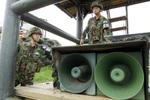 Binh sỹ Hàn Quốc bên các loa phóng thanh phục vụ chương trình chiến tranh tâm lý đối với Triểu Tiên tại khu vực biên giới hai miền. (Nguồn: YONHAP/TTXVN)