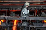 Một công nhân làm việc trong nhà máy thép của công ty Arcelor Mittal ở Hamburg, Đức. (Nguồn: Reuters).
