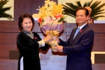 Chủ tịch Quốc hội Nguyễn Thị Kim Ngân tặng hoa Thủ tướng Nguyễn Tấn Dũng sau khi được Quốc hội thông qua Nghị quyết miễn nhiệm chức vụ Thủ tướng Chính phủ. (Ảnh: Thống Nhất/TTXVN)