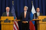 Ngoại trưởng Mỹ John Kerry (giữa), Ngoại trưởng Nga Sergei Lavrov (phải) và Đặc phái viên Liên hợp quốc về Syria Staffan de Mistura trong cuộc họp báo về tình hình Syria ở Geneva, Thụy Sĩ ngày 10/9. (Nguồn: THX/TTXVN)