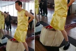Võ sư kungfu dùng...hạ bộ để đung đưa túi gạch nặng 80kg