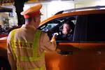 Cán bộ, chiến sỹ đội CSGT số 1 (Phòng CSGT Hà Nội) kiểm tra nồng độ cồn người điểu khiển phương tiện giao thông. (Ảnh: Phạm Kiên/TTXVN)