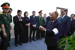 Đoàn lãnh đạo cấp cao Đảng Nhân dân Campuchia (CPP) do Chủ tịch danh dự CPP Samdech Heng Samrin dẫn đầu viếng Tổng Bí thư Nguyễn Phú Trọng tại Đại sứ quán Việt Nam, sáng 25/7/2024. (Ảnh: Huỳnh Thảo/TTXVN)