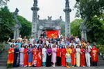 Đoàn chụp ảnh lưu niệm trước Đền Quốc Tổ Lạc Long Quân. (Nguồn: Báo Người Lao động)