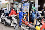 Mua bán xăng, dầu tại điểm kinh doanh xăng, dầu trên địa bàn Hà Nội. (Ảnh: Trần Việt/TTXVN)