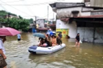 Cán bộ, chiến sỹ Công an tỉnh Hà Giang hỗ trợ di chuyển người và tài sản bị ngập sâu trong nước. (Ảnh: Nguyễn Lân/TTXVN phát)