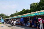 Người dân và du khách tham quan các gian hàng. (Ảnh: Đinh Thị Thuận/TTXVN)