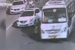 Đứa trẻ lái xe đồ chơi băng qua đường dù rất nhiều ôtô đang chạy. (Nguồn: CCTV)